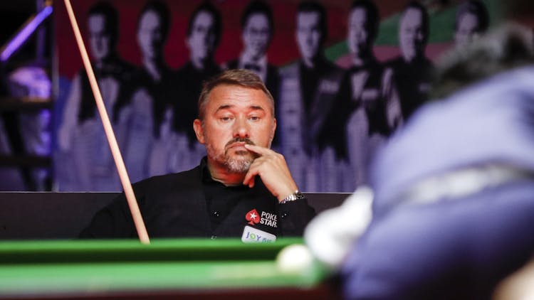 Snooker player Stephen Hendry in a snooker match 