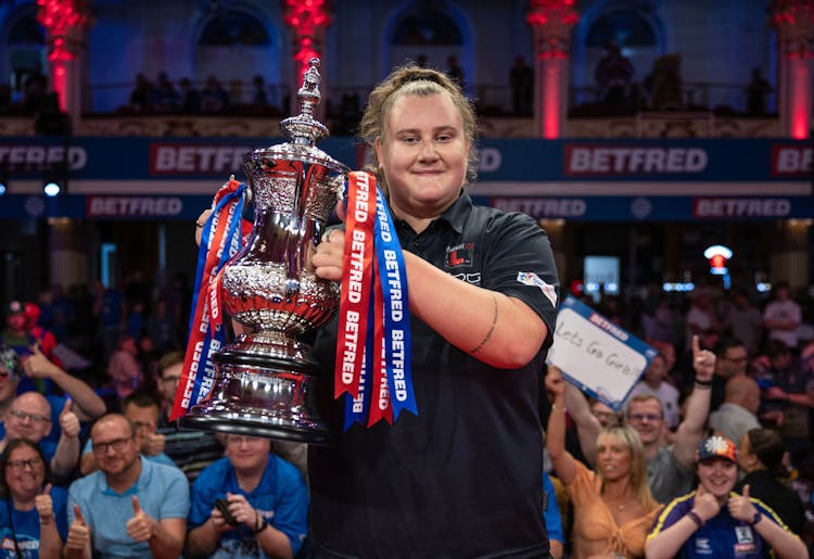 Champion Beau Greaves Insists on Gender Separation in Darts: “Women Aren’t on Par with Men”