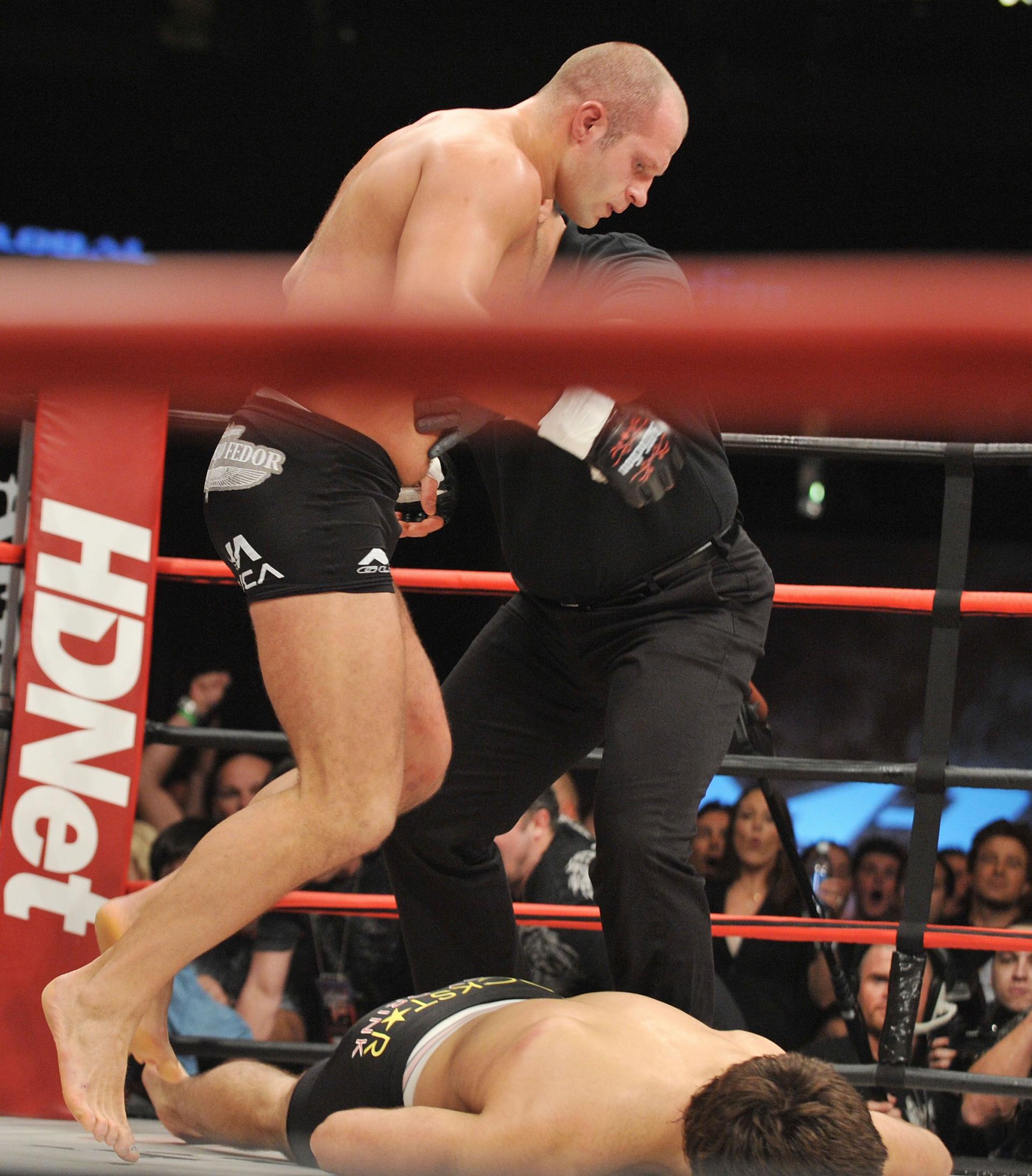 Affliction fighter Fedor Emelianenko (L) knocks out Andrei Arlovski 