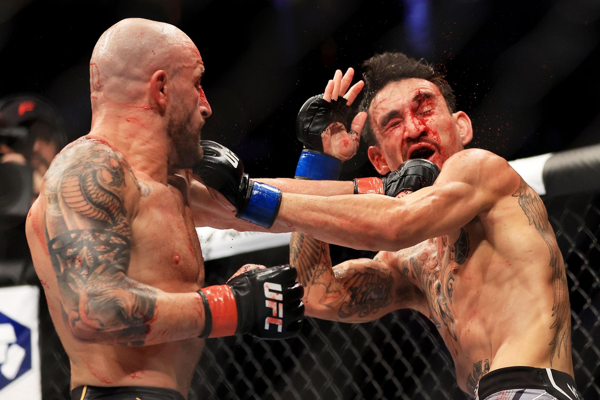 Alexander Volkanovski and Max Holloway//Getty