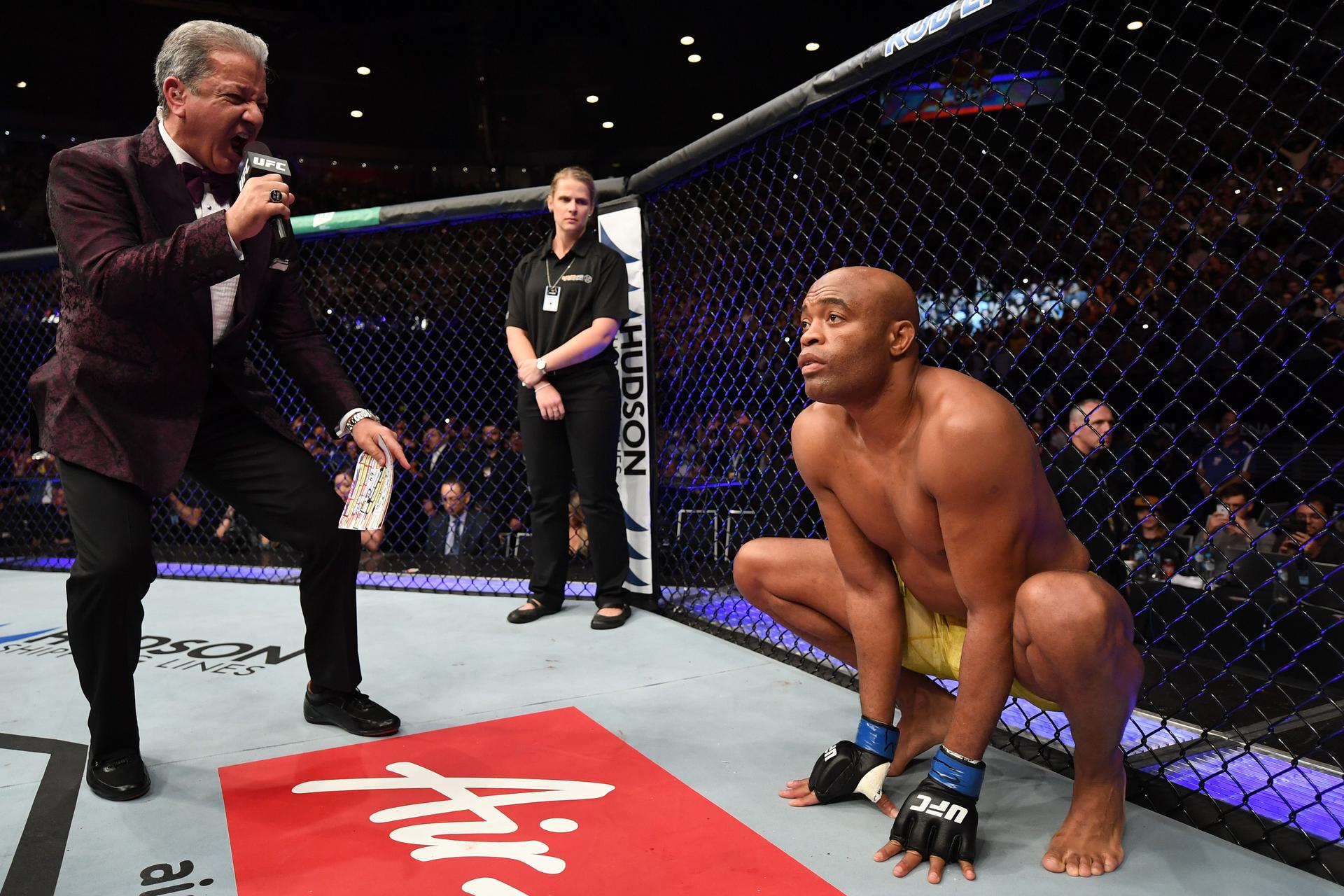 Bruce Buffer introduces Anderson Silva 