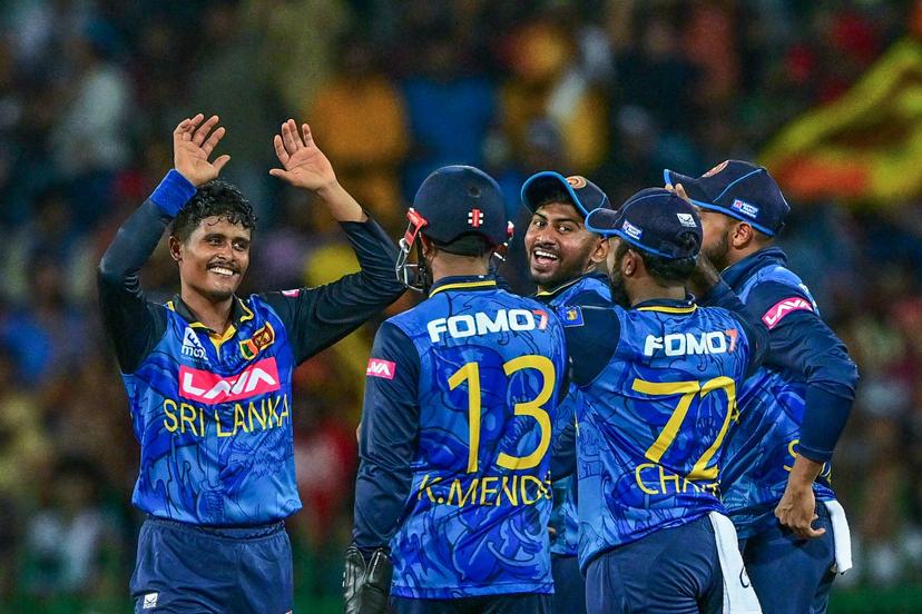 Sri Lanka's Jeffrey Vandersay (L) celebrates with teammates 