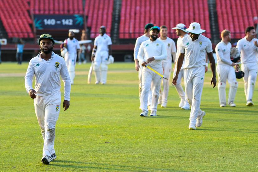 Temba Bavuma (L) of South Africa