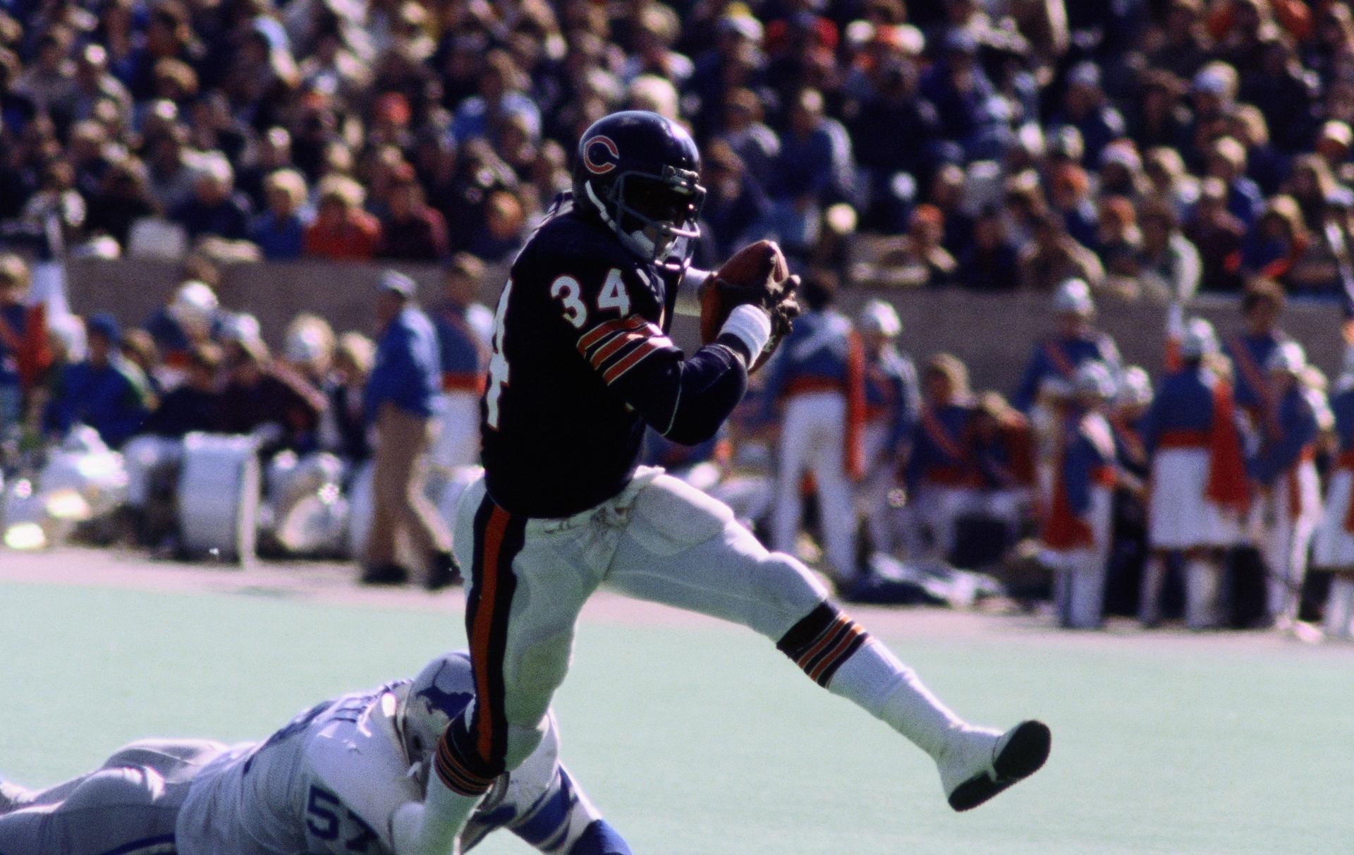 Walter Payton runs for a touchdown