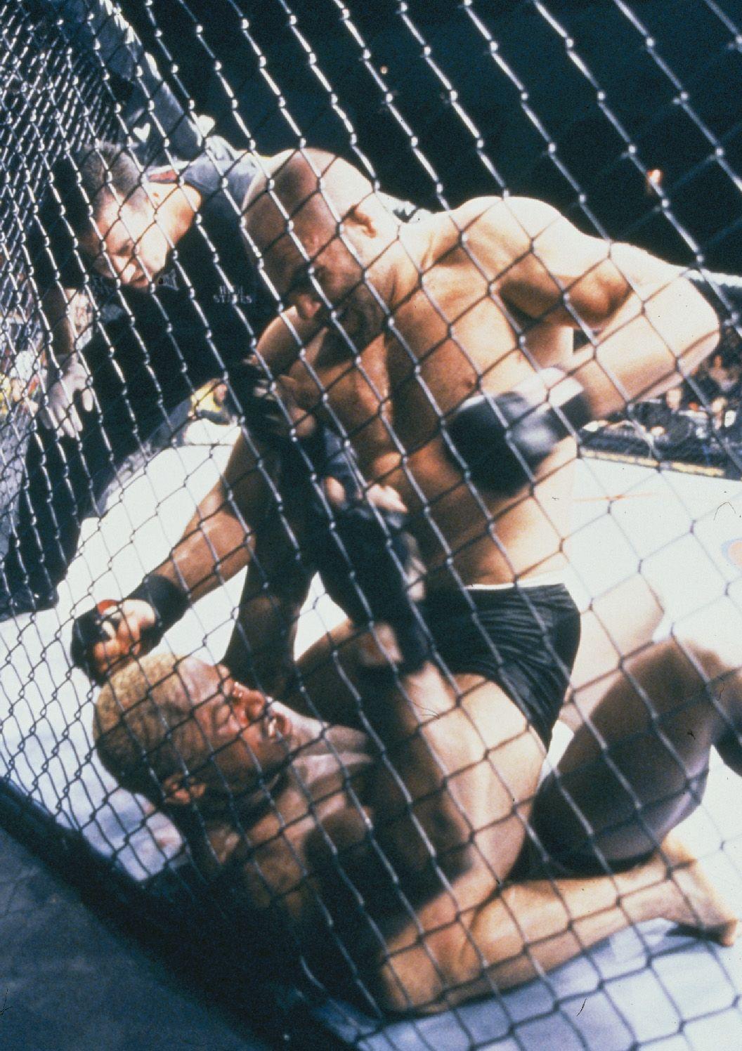  Randy Couture (top) punches Kevin Randleman 