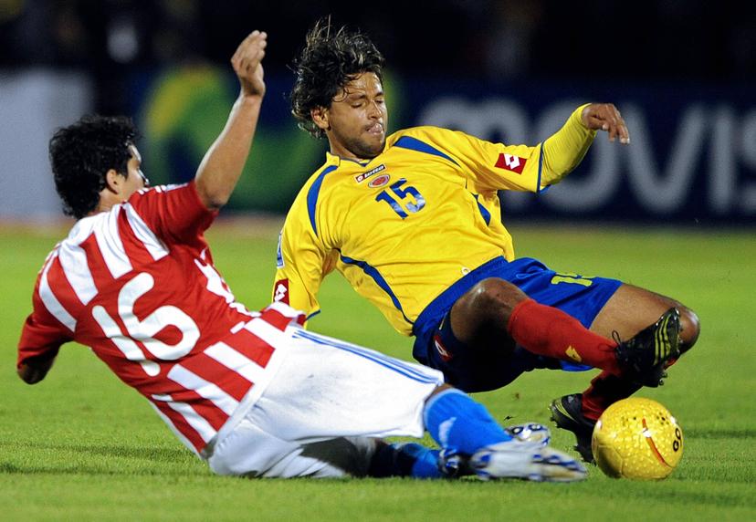 Cristian Riveros (L) of Paraguay's national football team fights for the ball with Gerardo Bedoya of Colombia during their FIFA World Cup South Africa-2010 qualifier match on October 11, 2008 in Bogota