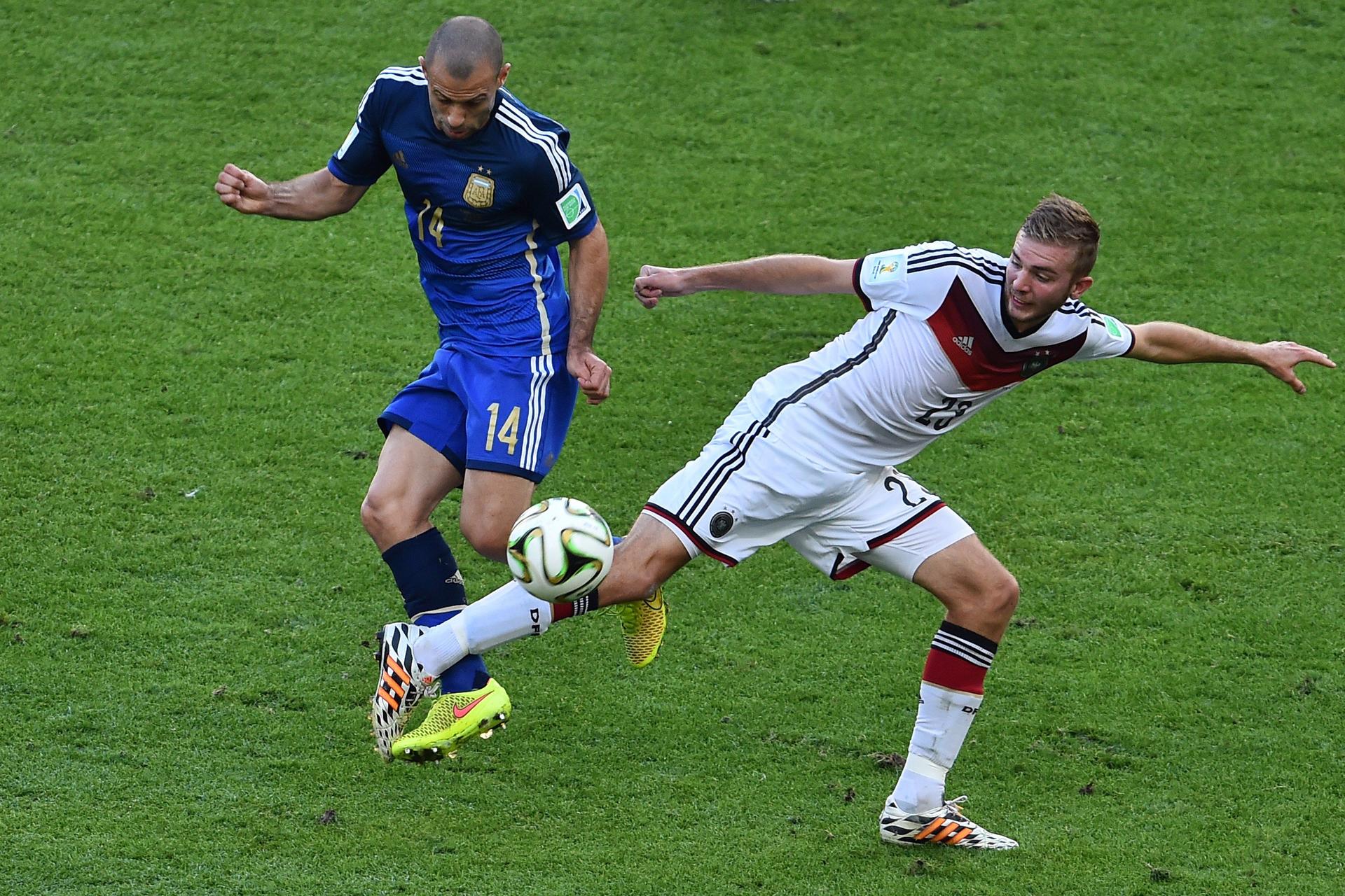 Javier Mascherano tackles Christoph Kramer in the 2014 World Cup final.jpg