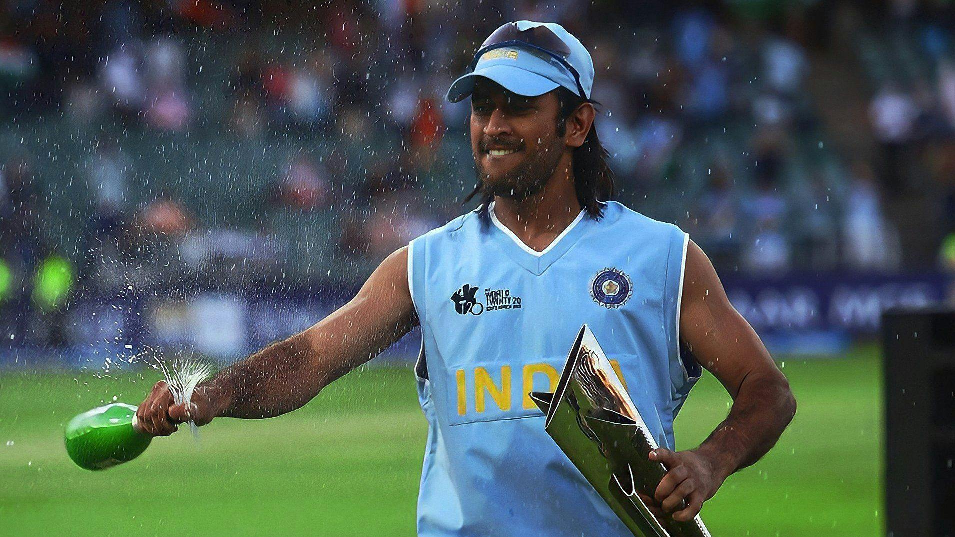 MS Dhoni with T20 World Cup Trophy 2007.jpeg