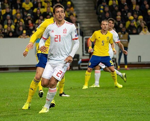 Mikel Oyarzabal playing for Spain against Sweden  