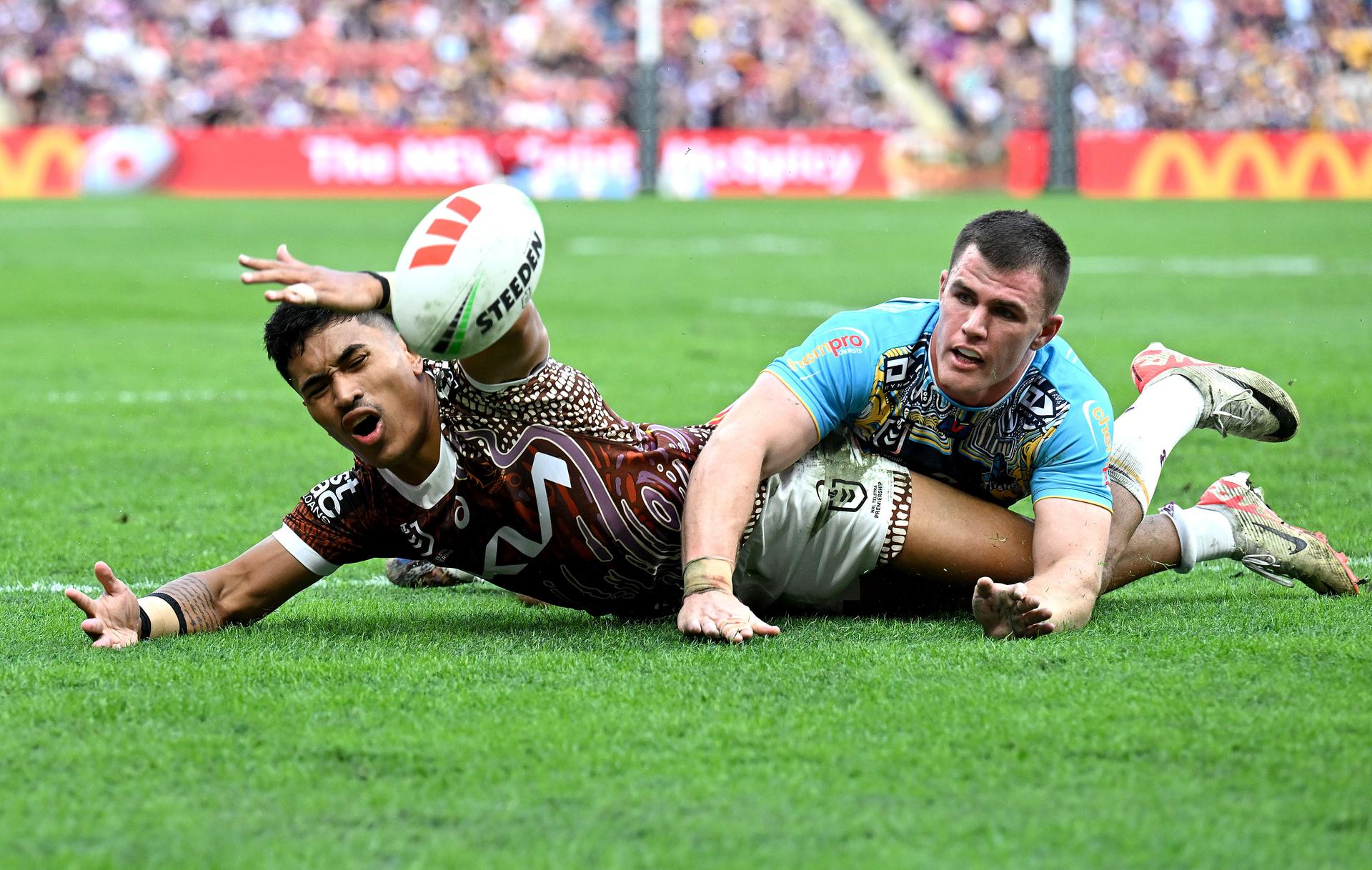 Deine Mariner of the Broncos is awarded a penalty try after being taken off the ball by Beau Fermor 