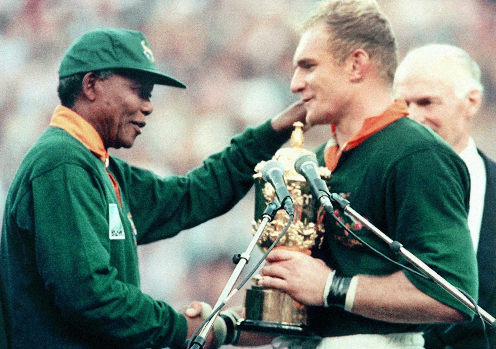 Nelson Mandela (L) congratulating Springbok skipper François Pienaar