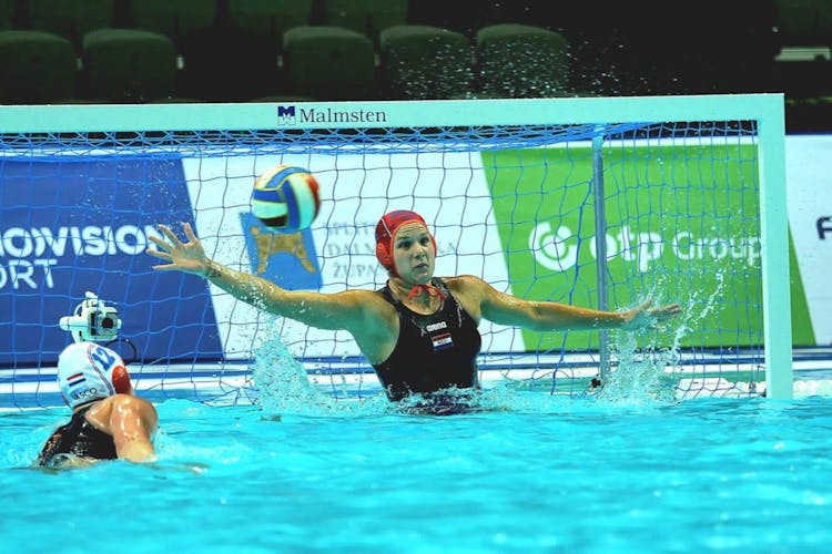 The Unstoppable Laura Aarts: Dutch Waterpolo's Golden Goalie