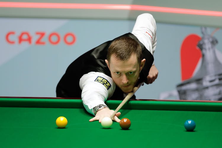 .: Snooker player Mark Allen aiming a shot at the World Snooker Championship 