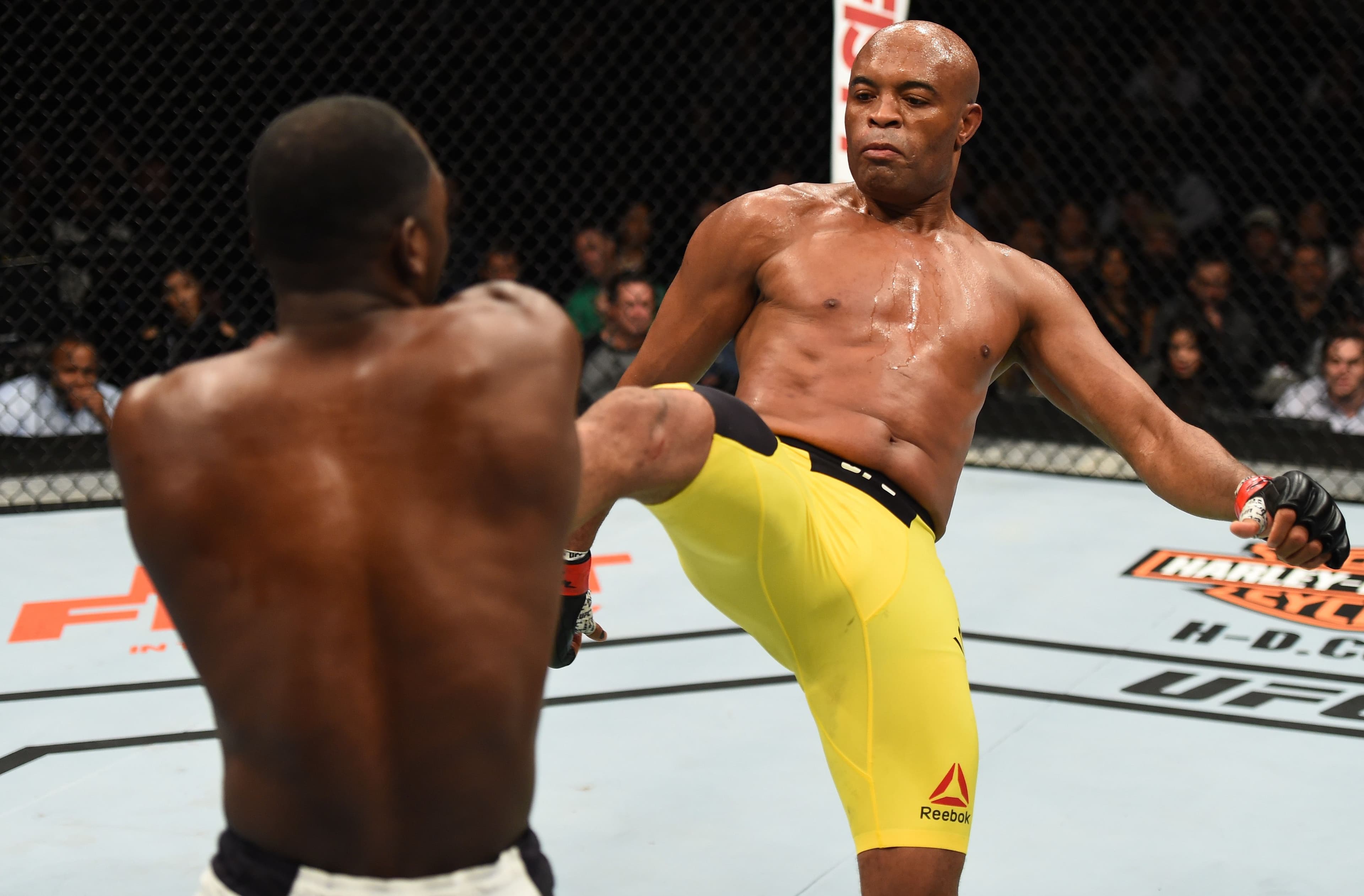 Anderson Silva kicks Derek Brunson