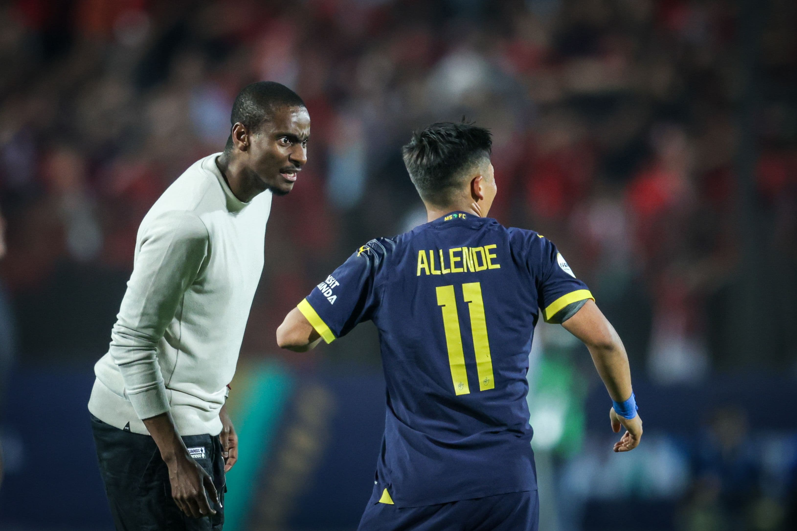 Rulani Mokwena coach of Mamelodi Sundowns team talking with (11) Marcelo Allende