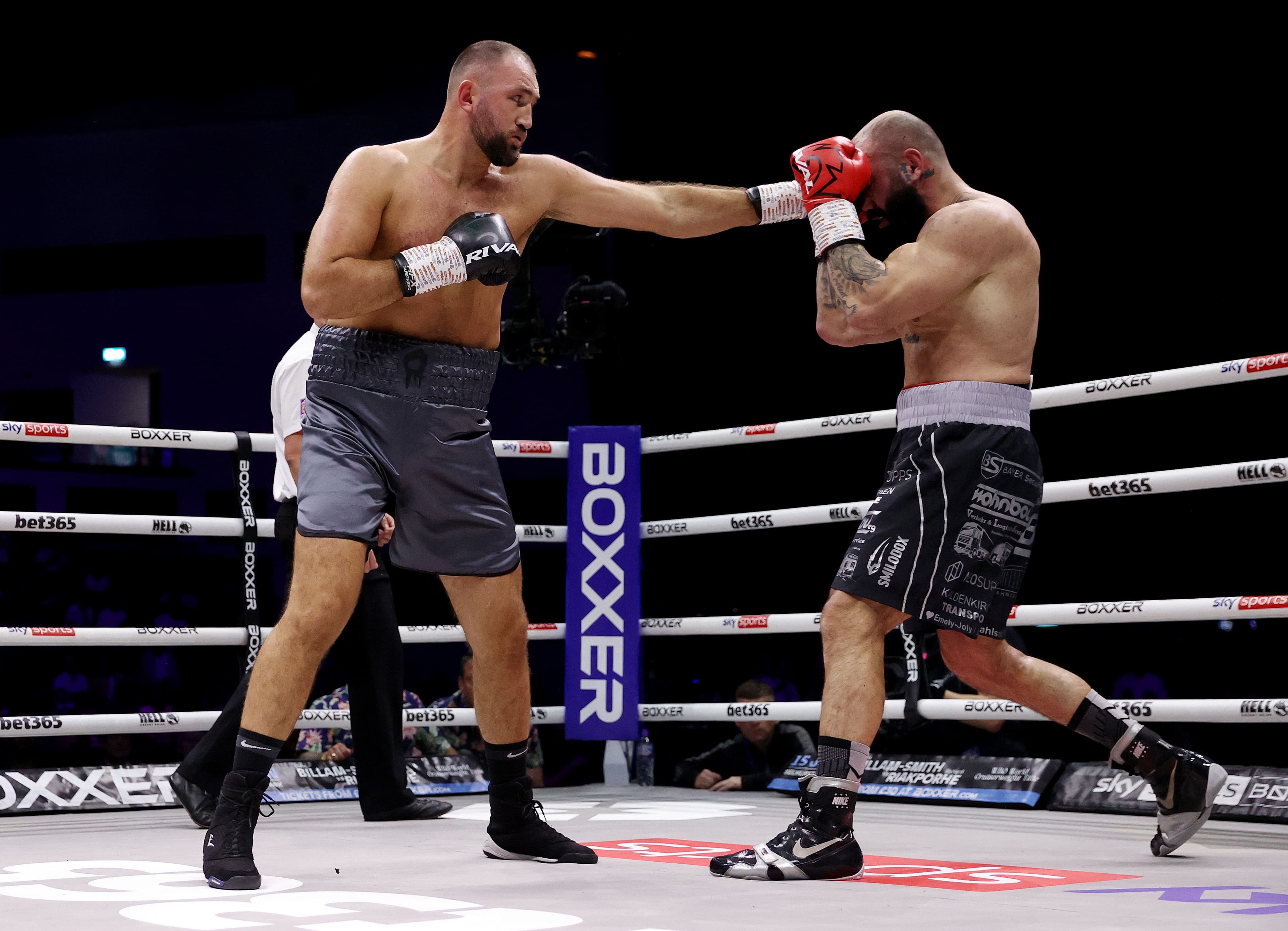  Hughie Fury punches Patrick Korte