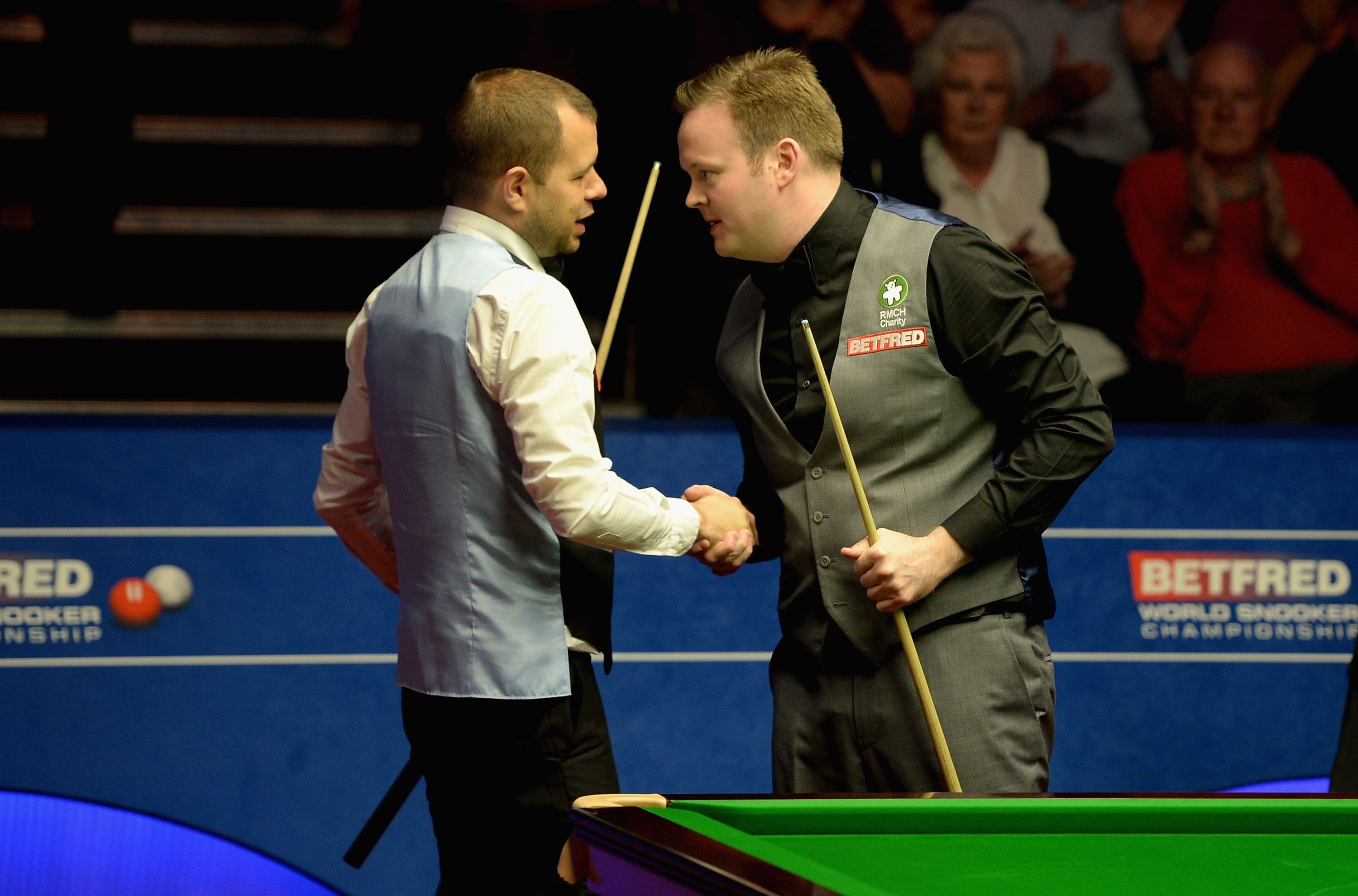  Shaun Murphy shakes hands with Barry Hawkins 