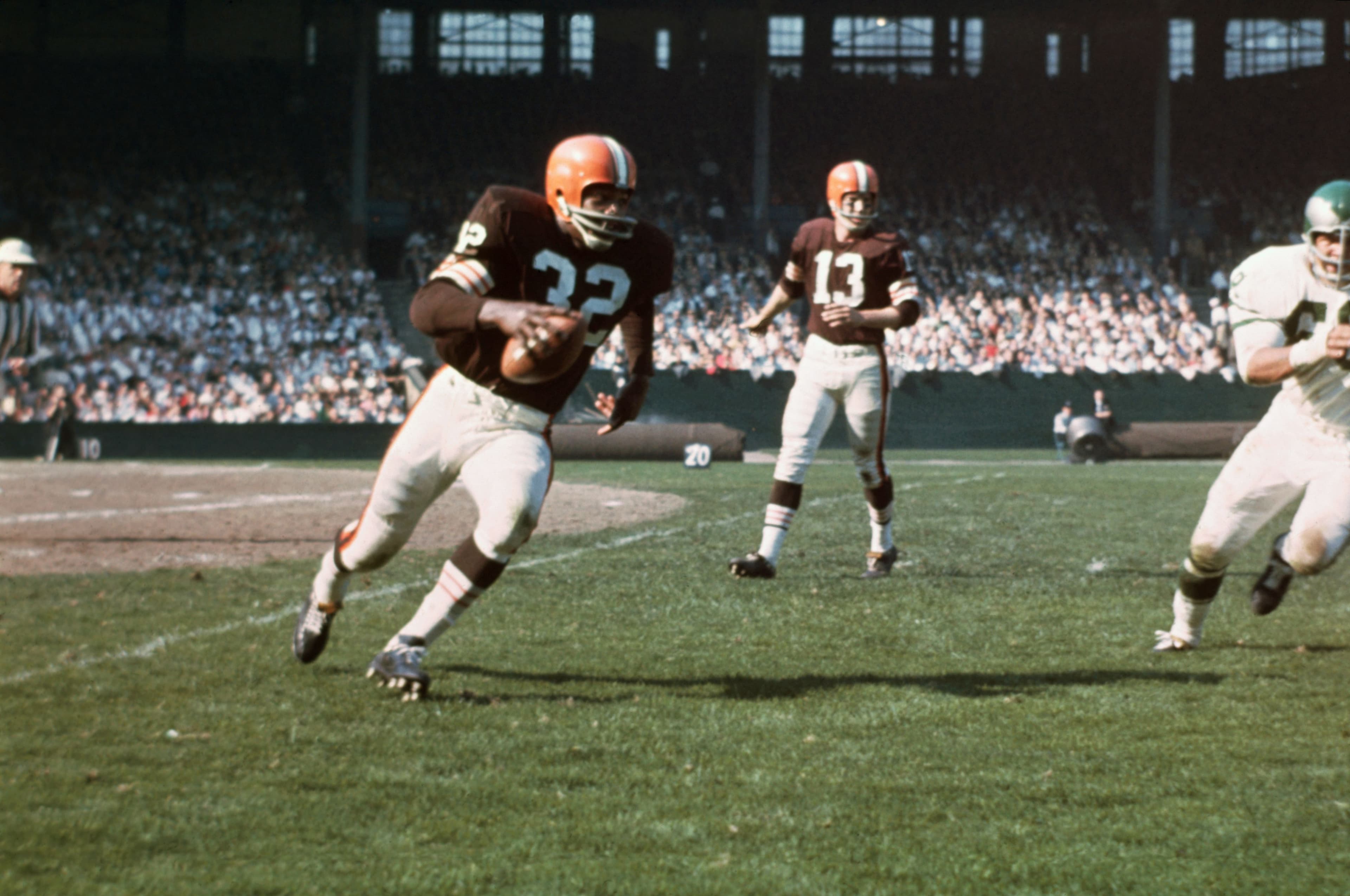 im Brown (32) has just taken hand off from Quarterback Frank Ryan