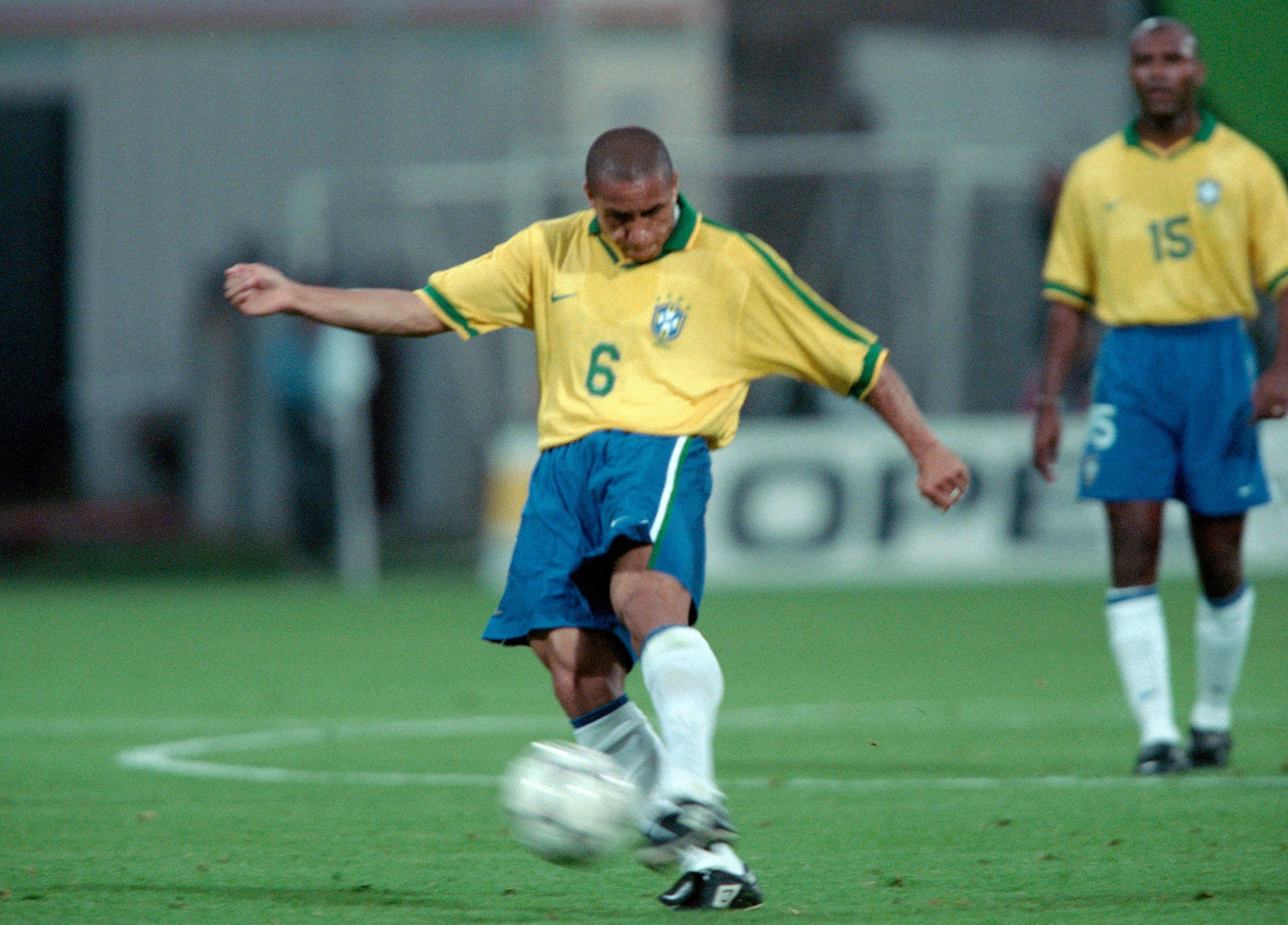 Roberto Carlos of Brazil takes a free kick during the match between France and Brazil 