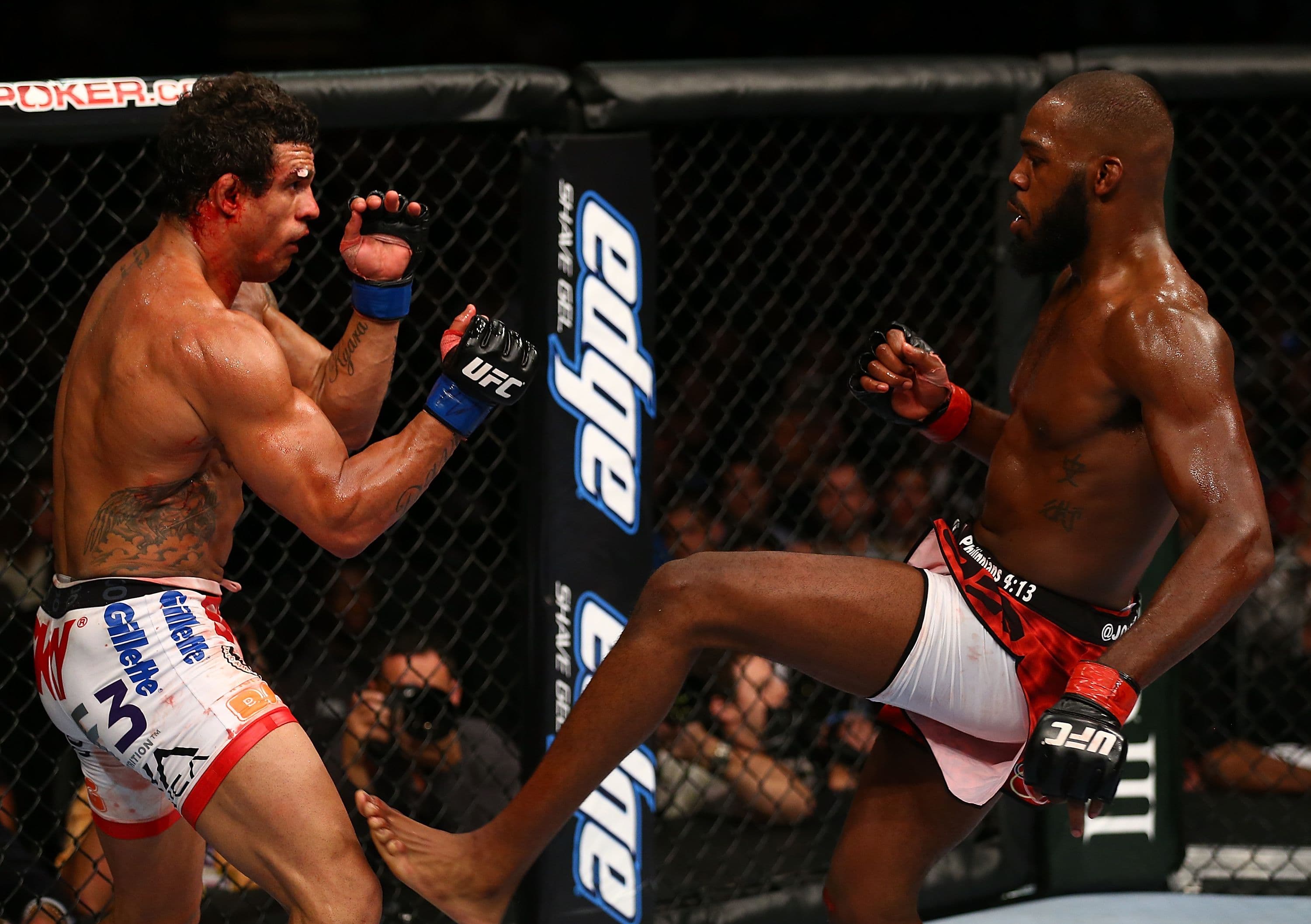 Jones kicks Vitor Belfort