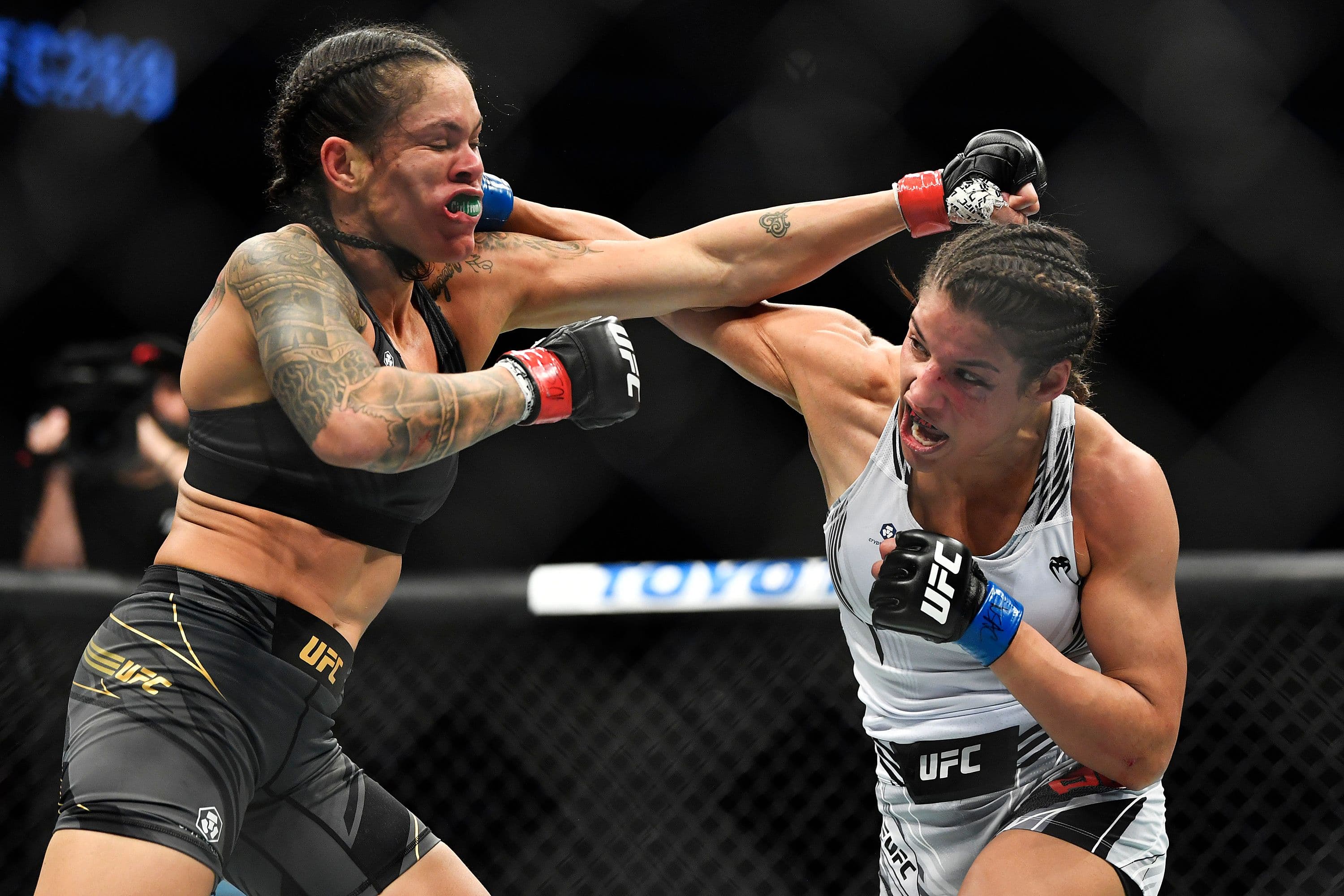 Julianna Pena punches Amanda Nunes