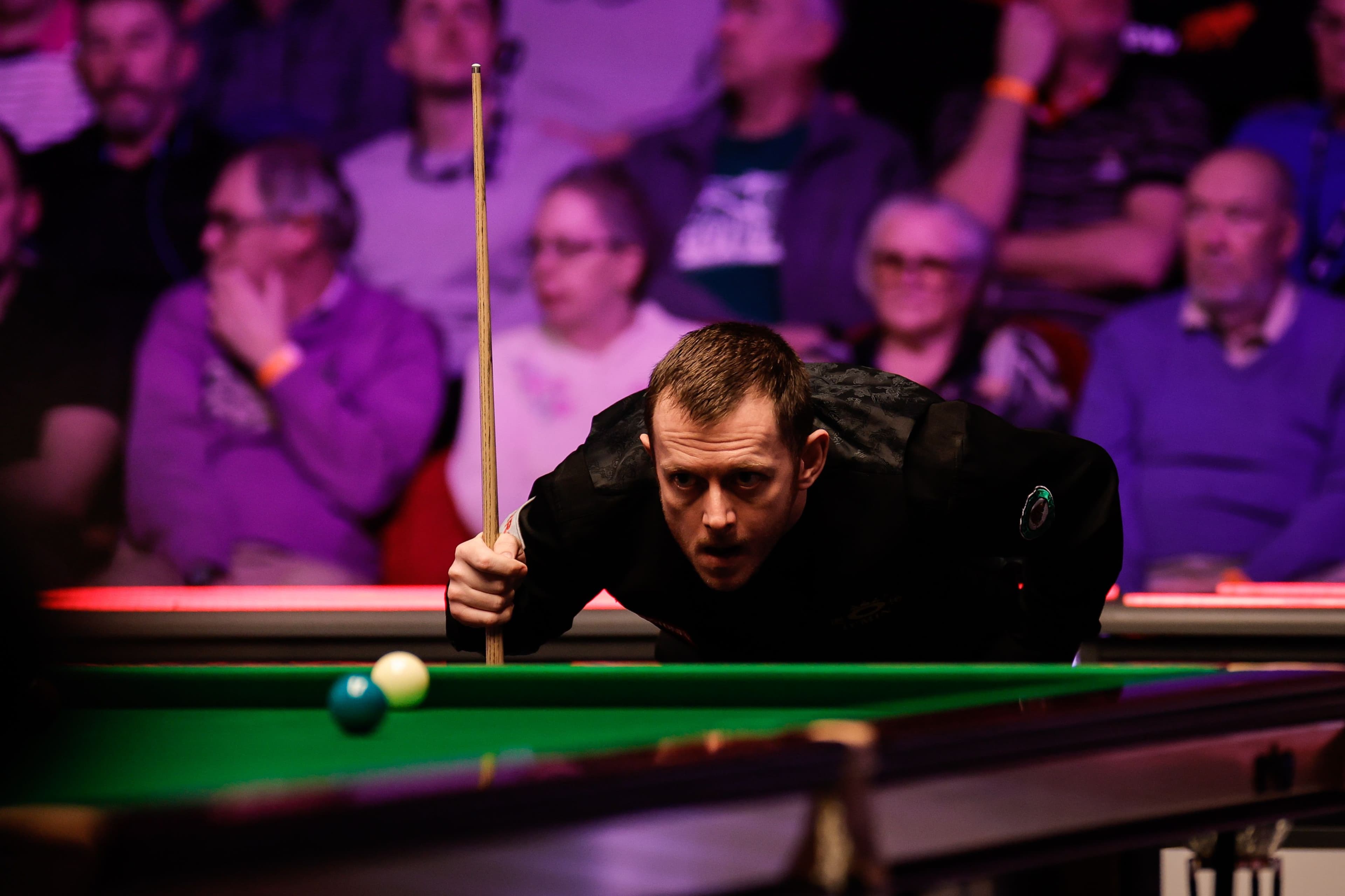 Ronnie O'Sullivan leaning over snooker table 