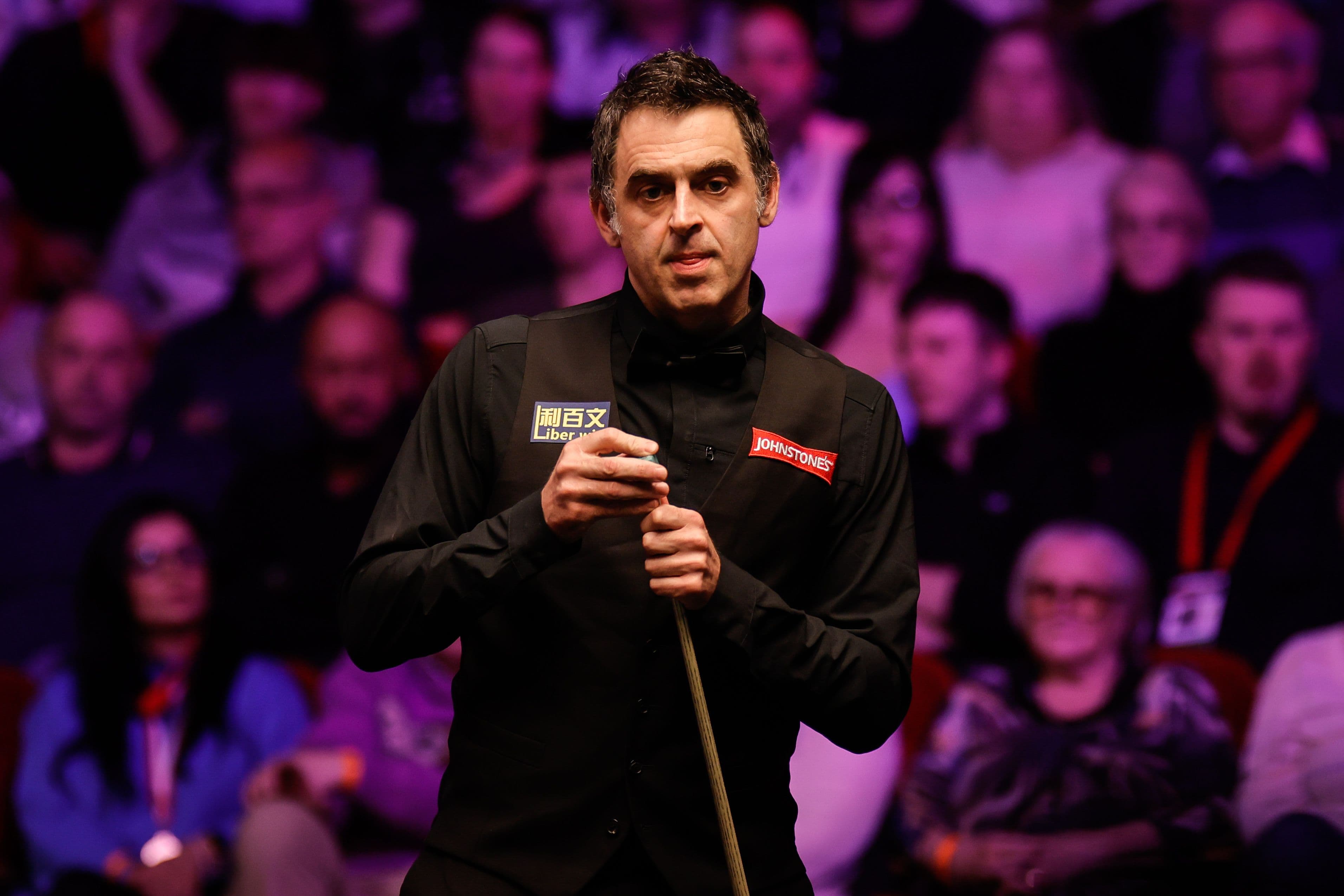 Ronnie O'Sullivan with a cue stick