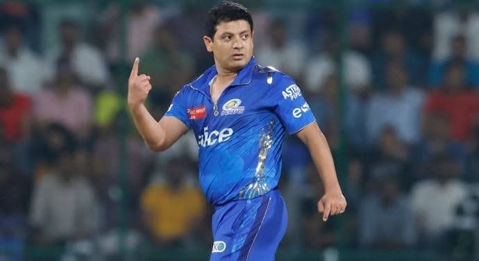 Piyush Chawla Mumbai Indians IPL Bowler.jpeg