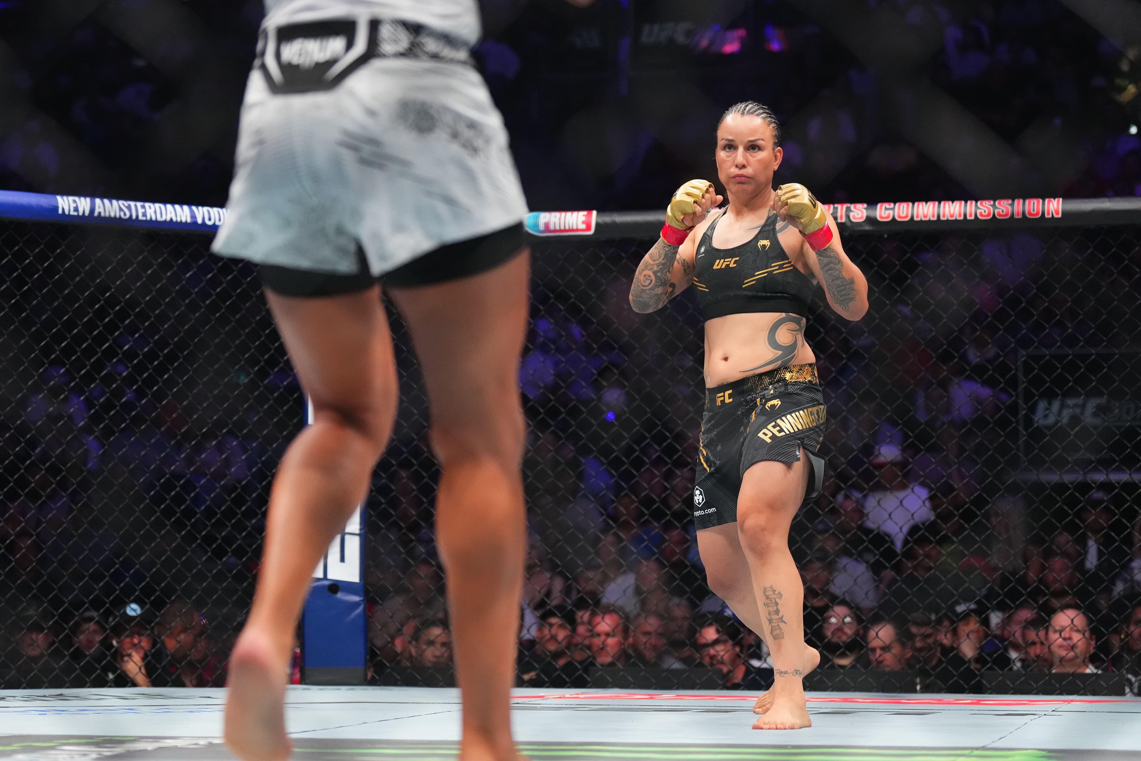 Raquel Pennington battles Julianna Pena 