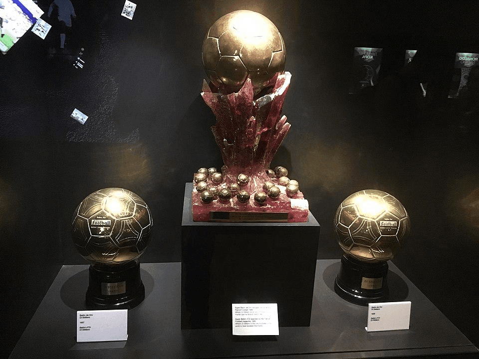 The two Ballon d'Ors (1957 and 1959) and Super Ballon d'Or (1989) won by Di Stéfano Photo: The Tank // CC BY-SA 4.0 //