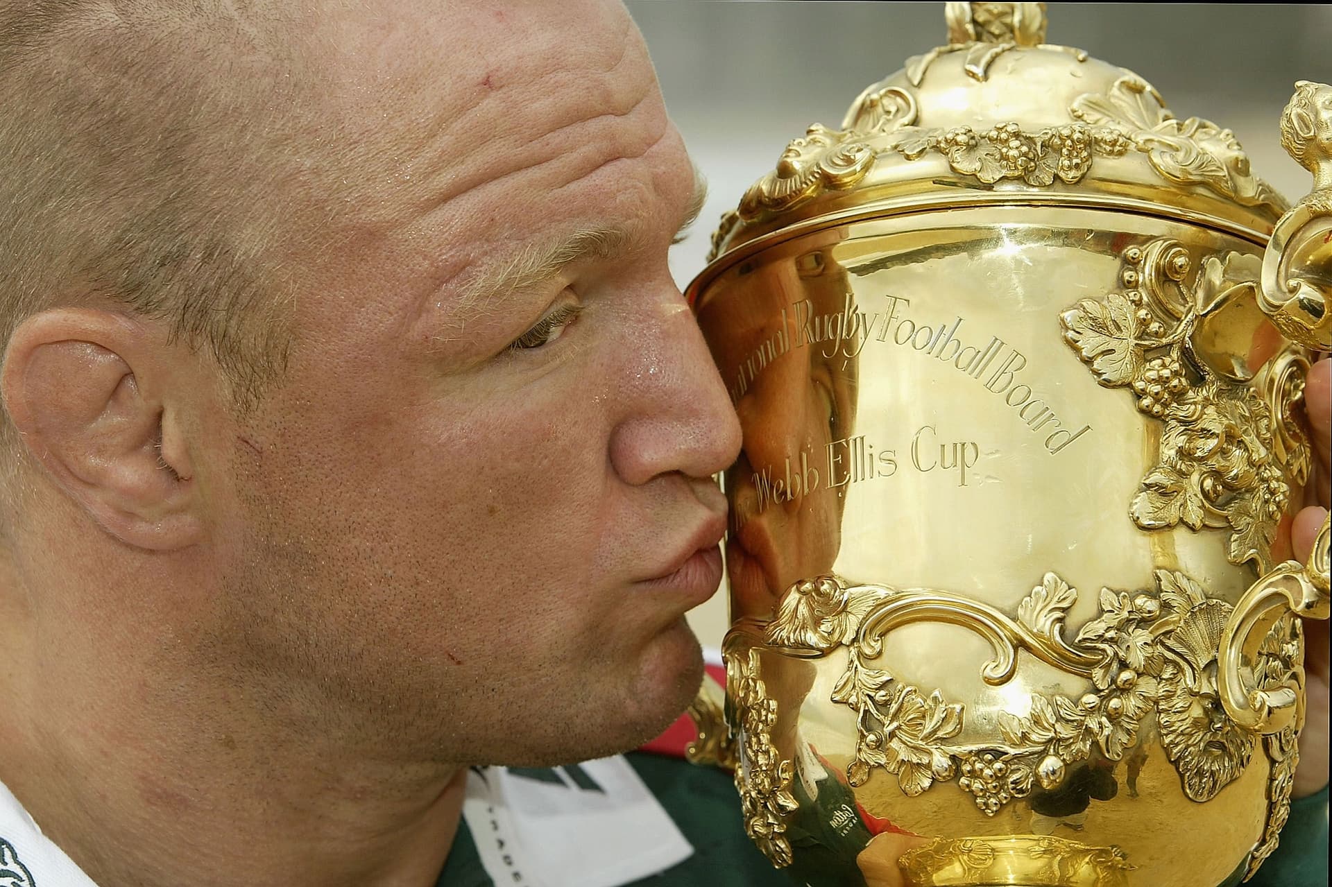 Neil Back kisses the William Webb Ellis Trophy