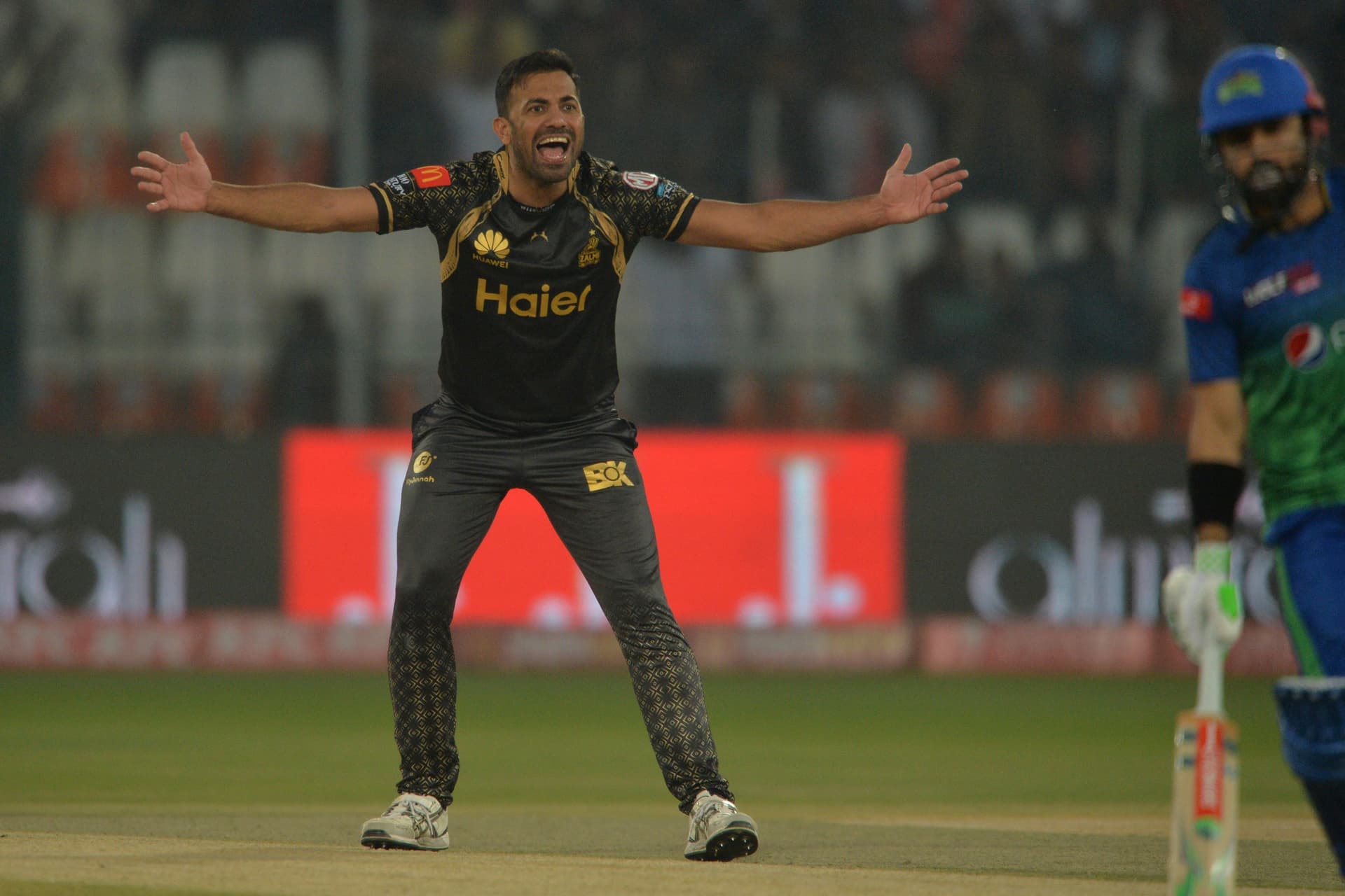 Peshawar Zalmi's Wahab Riaz makes unsuccessfull appeal for LBW